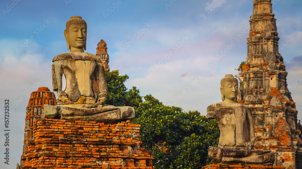 Fototapeta premium Wat Chaiwatthanaram temple in Ayuthaya Historical Park, a UNESCO world heritage site, Thailand