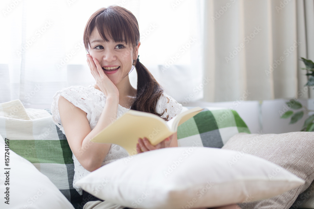 読書する女性