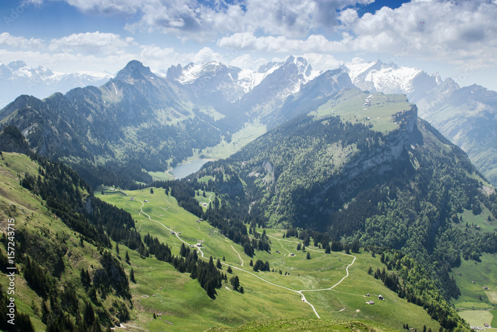 Panoramablick Alpstein Berge mit dem Seealpsee in der Mitte. St. Gallen, Appenzell, Schweiz