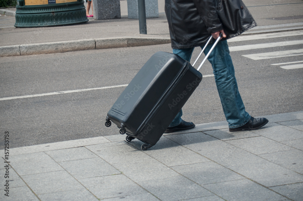 homme marchant avec une valise dans la rue devant une gare Stock Photo ...