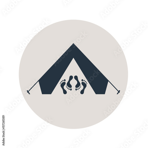Icono plano sexo en tienda de camping en circulo gris