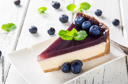 Delicious cheesecake with b...
