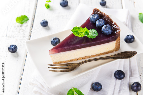 Delicious cheesecake with b...