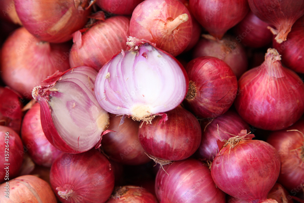 Pile of red onions 