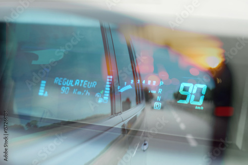 vitesse limite limitation rouler voiture quatre vingt dix kilomètre heure respecter radar route national départemental régulateur contrôle tableau de bord indication signalétique électronique
