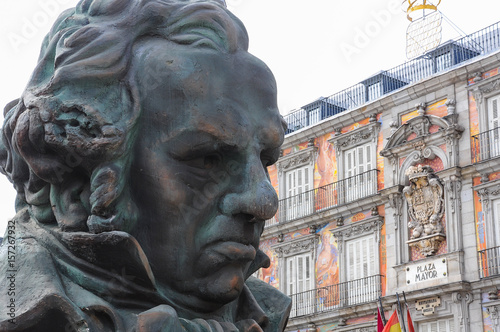 Busto de Francisco de Goya en la Plaza Mayor de Madrid, España