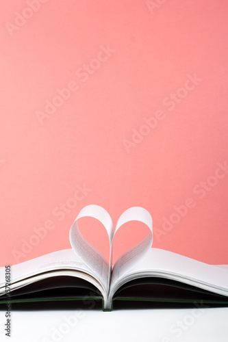 Foto Old open hardback book, page decorate into a heart shape for love in Valentine's