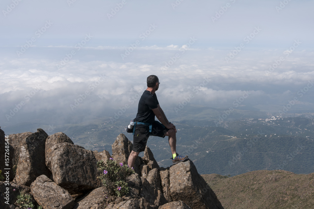 Obraz premium hombre que practica el deporte del senderismo en la montaña