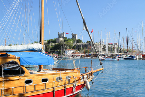 Schönes Holzboot im Hafen von Bodrum und im Hintergrund die berühmte Burg