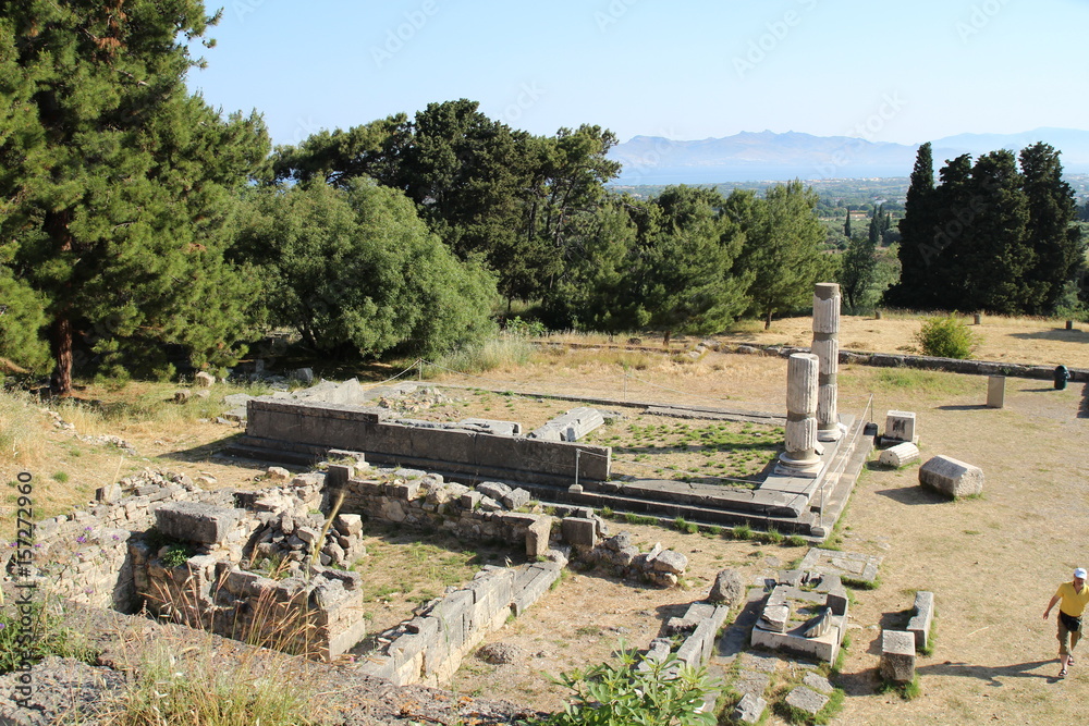 Blick auf Säulen und antike Steine des Asklepion auf Kos