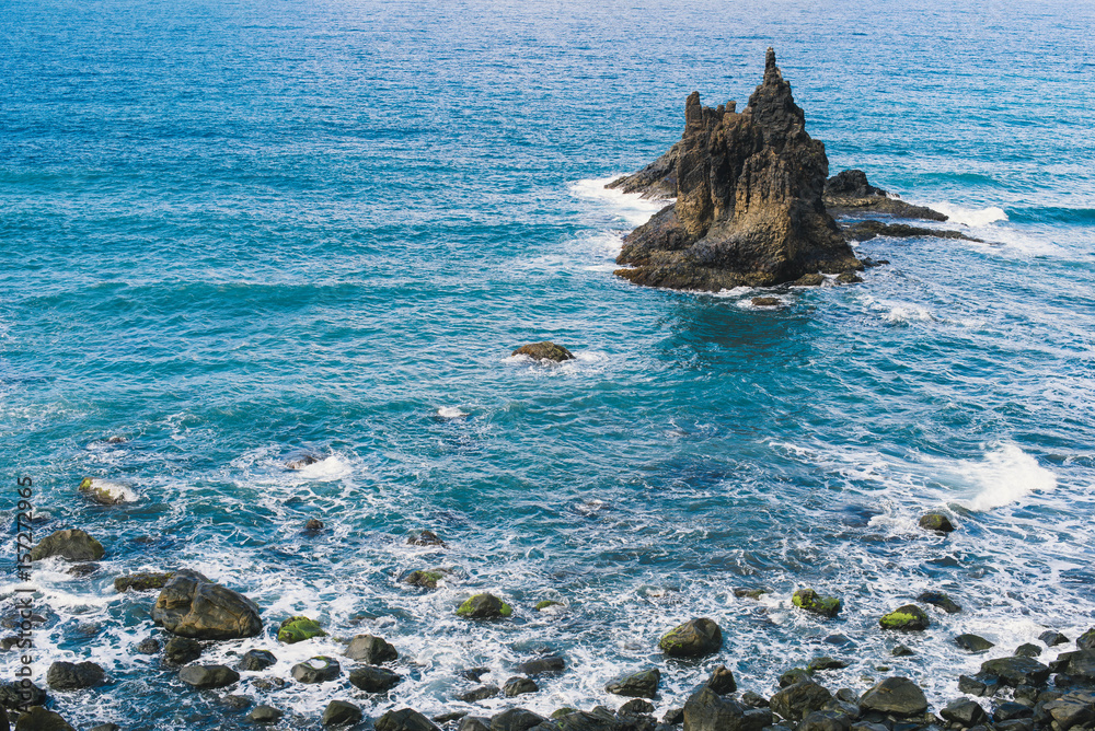 Obraz premium Lonely rock in the ocean