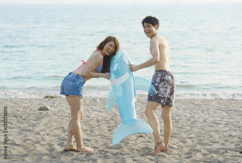 海で遊ぶ若いカップル Stock 写真 Adobe Stock