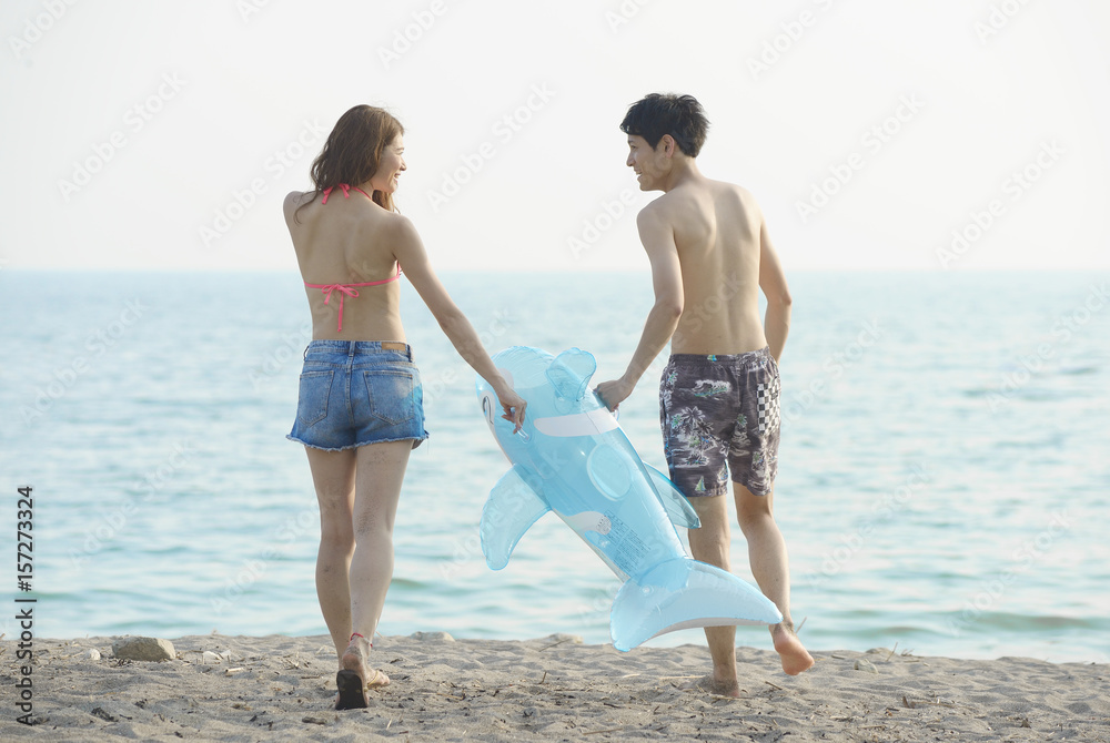 海で遊ぶカップル 海で遊ぶカップル
