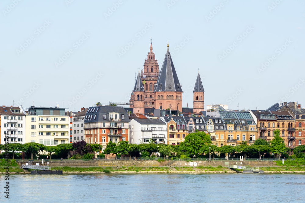 Panorama von Mainz mit St. Martin Dom bei wolkenlosen Himmel