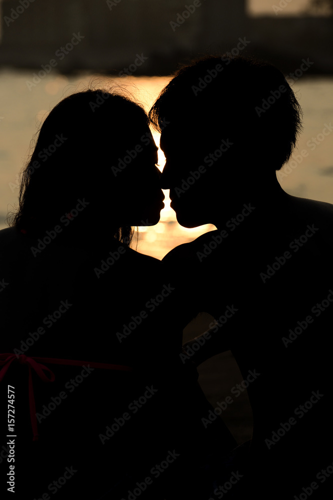 夕日の海でキスをするカップル Stock 写真 Adobe Stock 夕日の海でキスをするカップル Stock 写真 Adobe Stock
