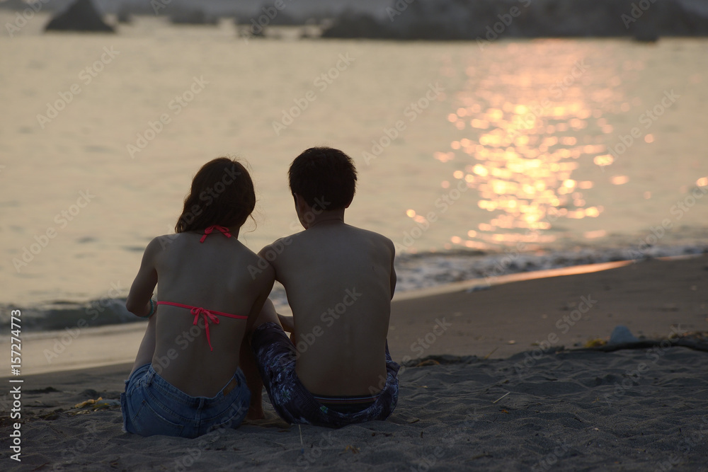 夕日の海で寄り添うカップルのシルエット Stock Photo Adobe Stock