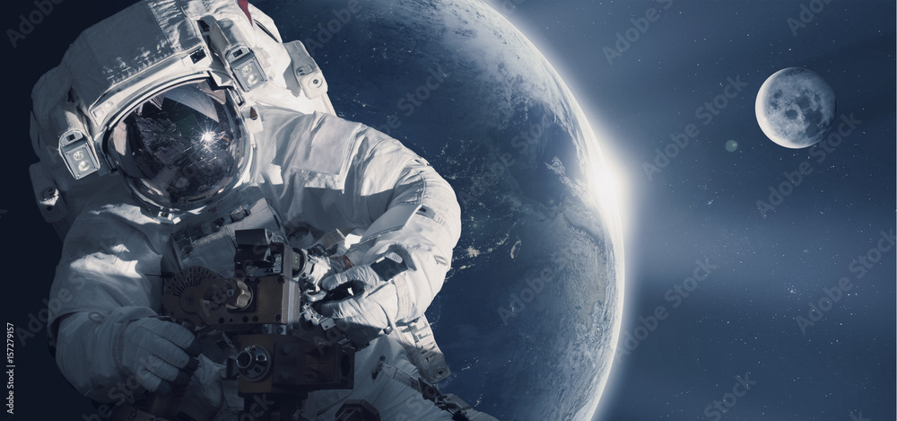 Naklejka premium Astronauta w kosmosie na tle planety Ziemia. Elementy tego zdjęcia dostarczone przez NASA.