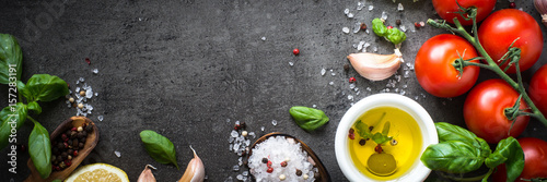 Naklejka Przyprawy, pomidorki i oliwa z oliwek na szarym tle