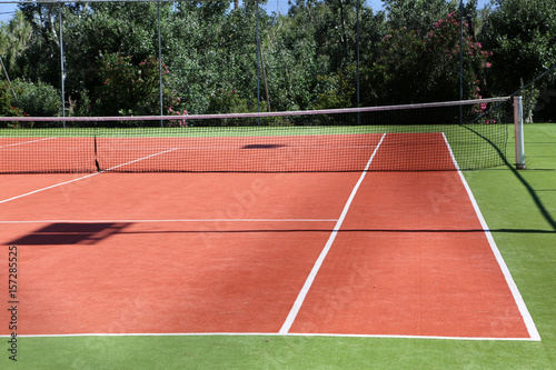 Tennisplatz mit Kunstbelag im Nachmittagslicht © fotofox33