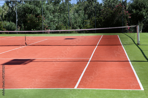 Tennisplatz mit Kunstbelag im Nachmittagslicht