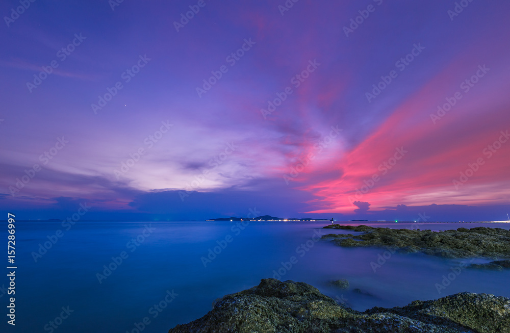 Fototapeta premium Colorful sky on beautiful pattaya beach at dust, Thailand.