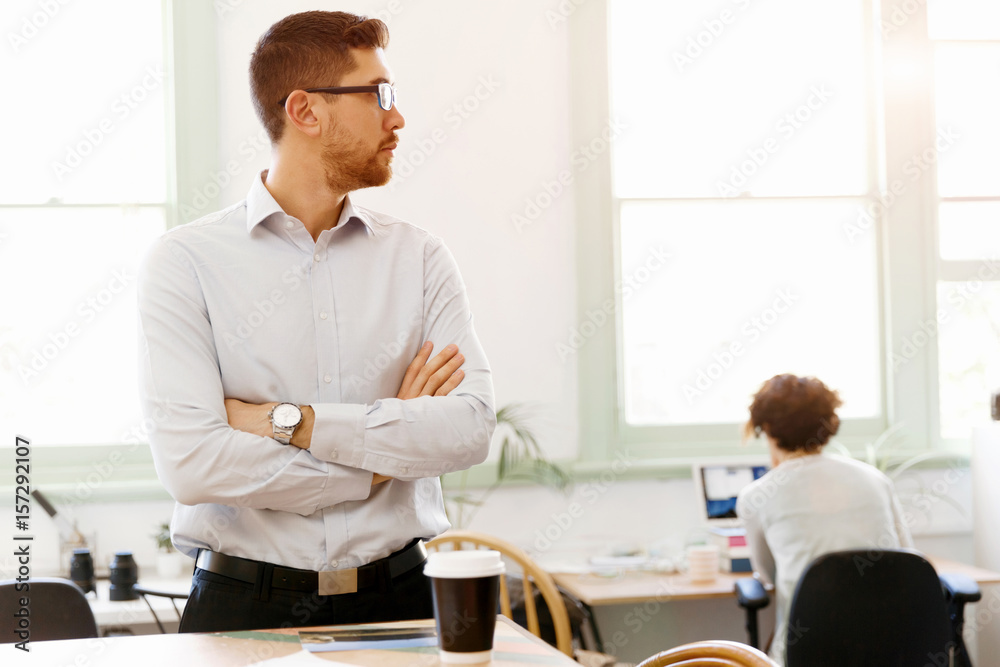 Obraz premium Young man in offfice