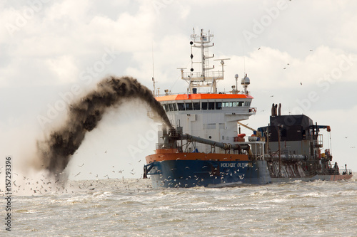 scarico della nave in mare photo