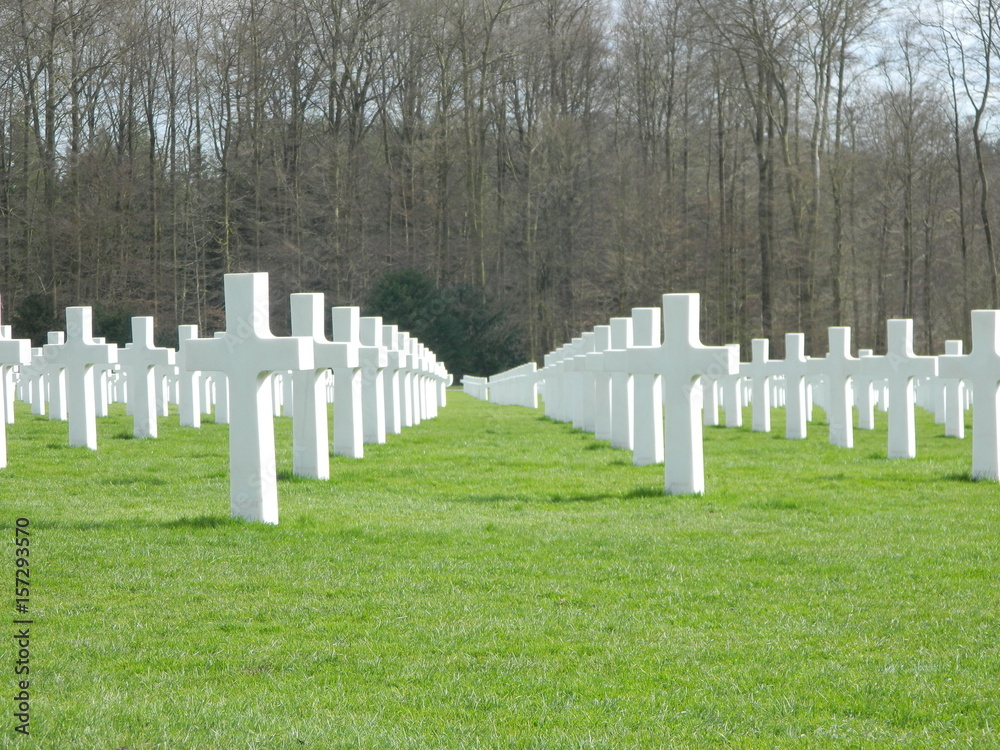 Hommage dans un cimetière américain au Luxembourg - croix blanche