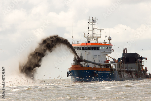 nave che scarica nel mare photo