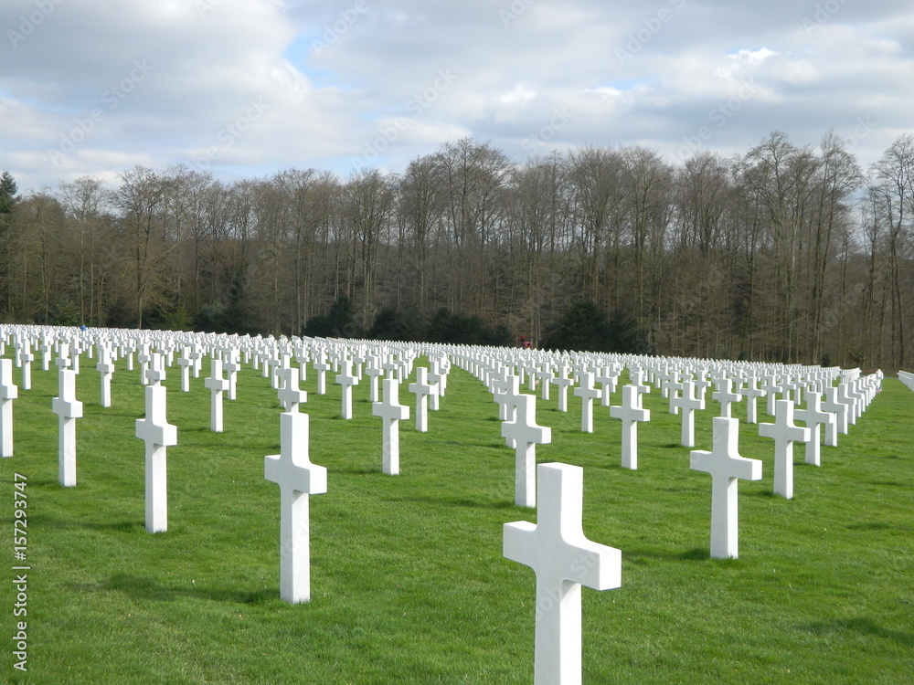 Hommage dans un cimetière américain au Luxembourg - croix blanche