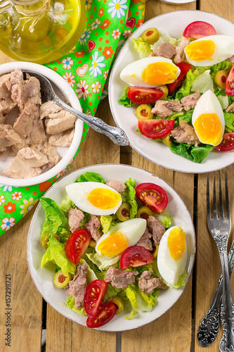 Salad with canned cod liver, tomato, olives and egg