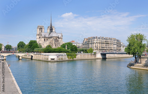cathédrale et immeuble parisien au bords de la Seine