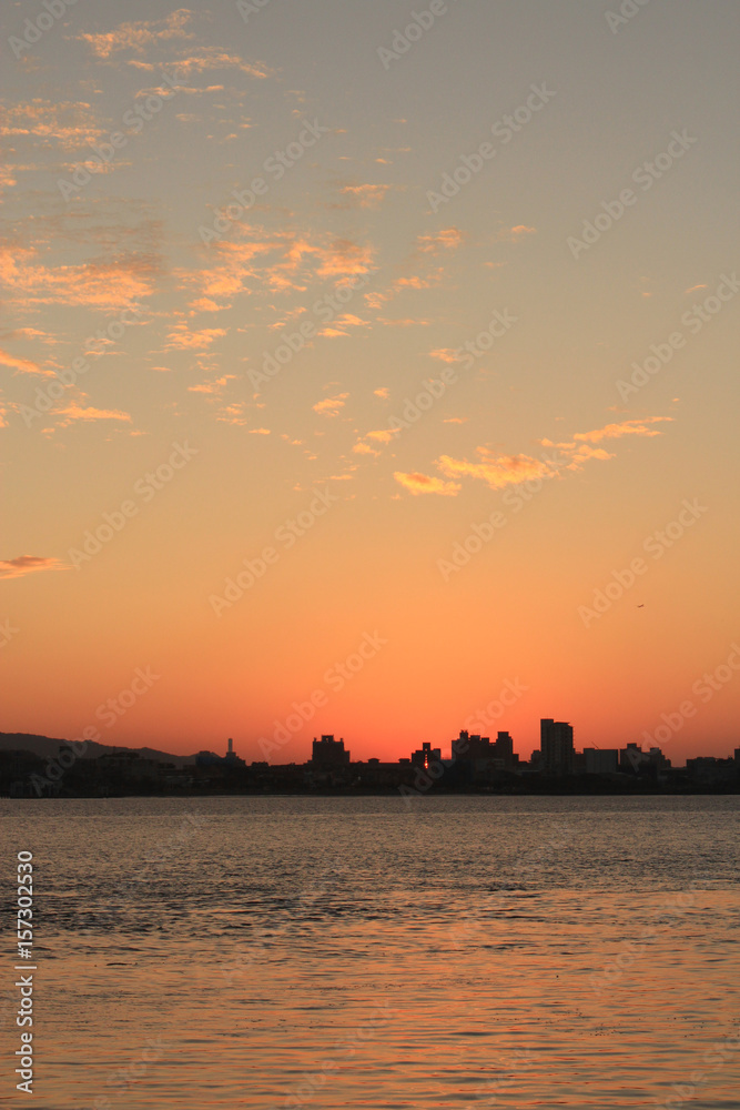 街に沈む夕日と河　Sunset in city and river