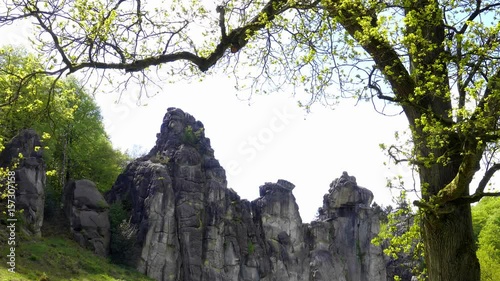 Externsteine Mystischer Pilger Ort - Slider Aufnahme mit Mai grünen Bäumen