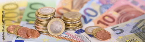Panorama von Euro Banknoten und Münzen photo