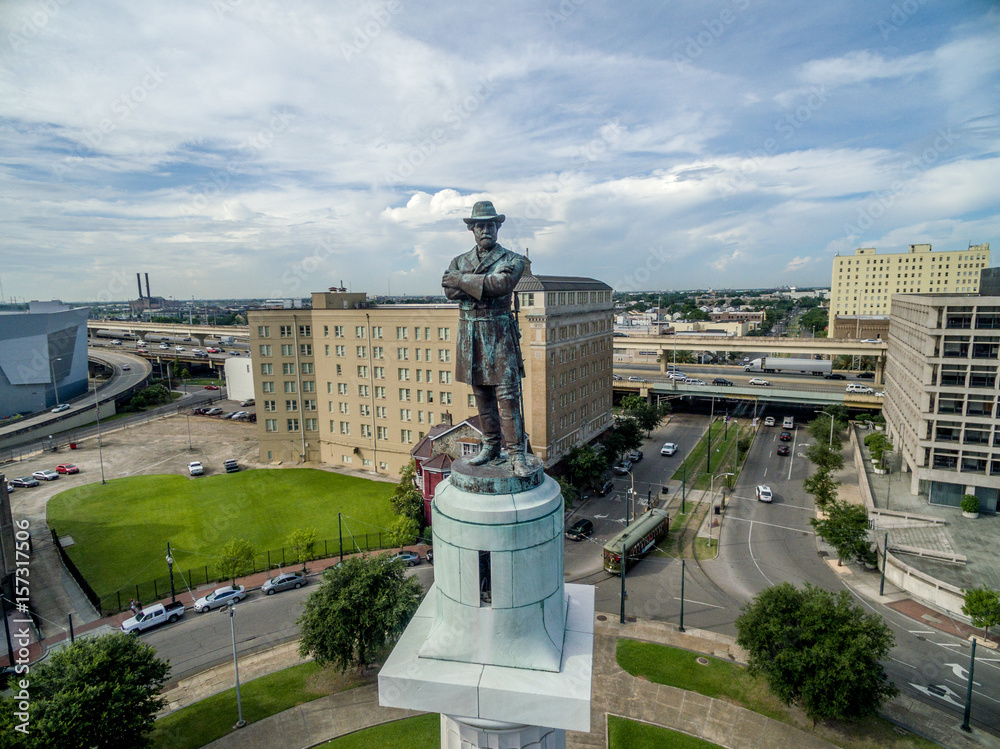 General Lee statue at Lee Circle 