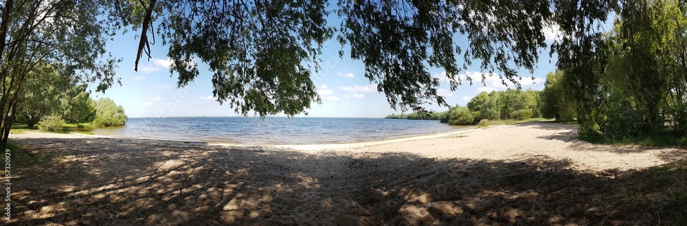 Plaża w cieniu drzew