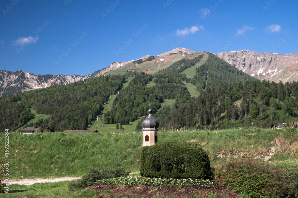 Tiroler Berglandschaft mit Miniaturkirche