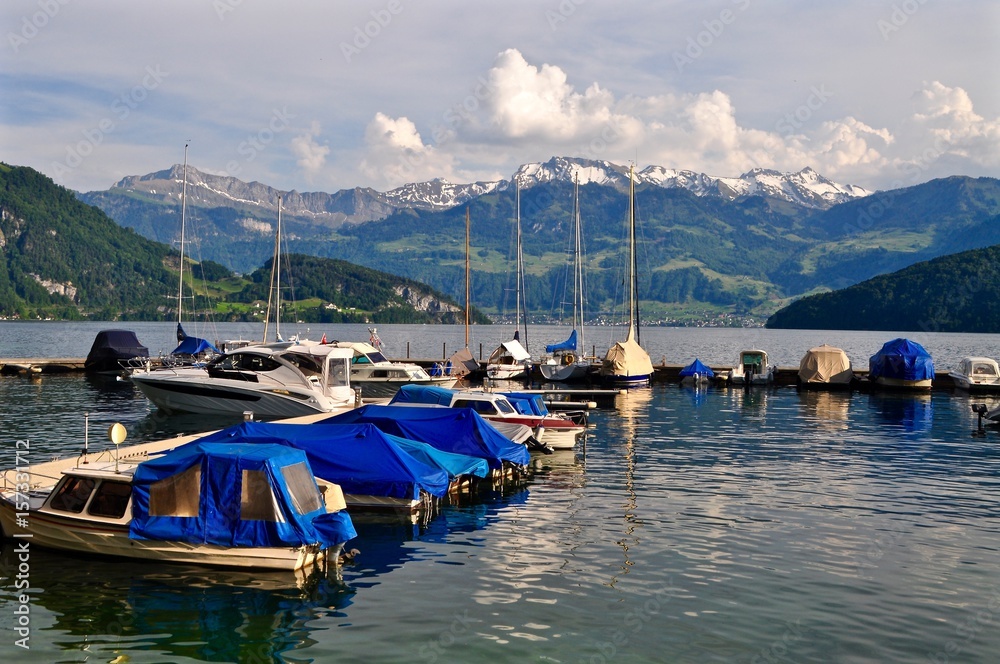 Hafen mit Booten und Schiffen am Vierwaldstättersee bei Vitznau - Weggis, Schweiz