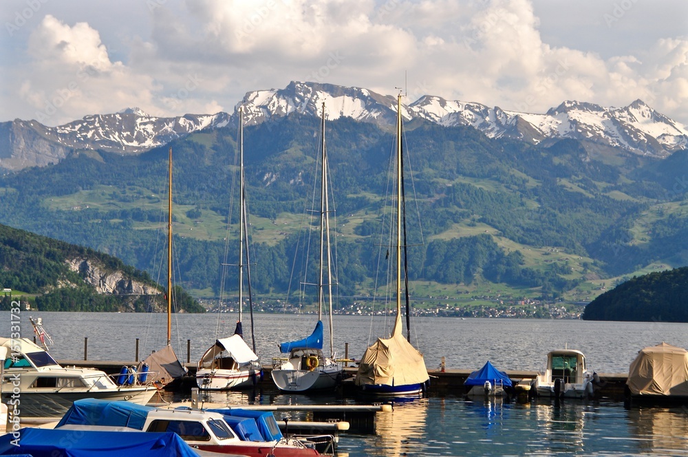 Hafen in Vitznau mit Schiffen und Booten am Vierwaldstättersee mit Schneebergen der Zentralschweiz, Buochserhorn, Brisen, Schwalmis, Hoh Brisen, und Stanserhorn