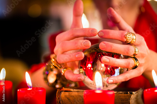 Obraz na plátně Female Fortuneteller or esoteric Oracle, sees in the future by looking into thei
