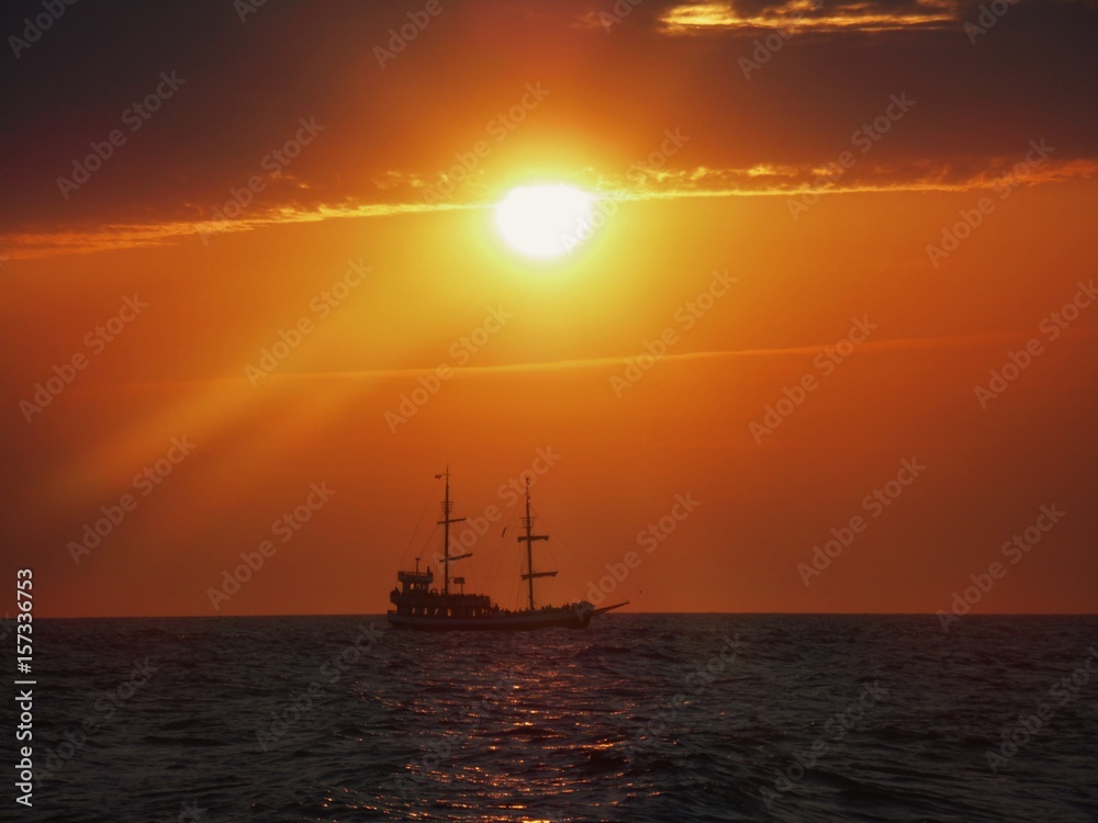 Morze, statek, słońce