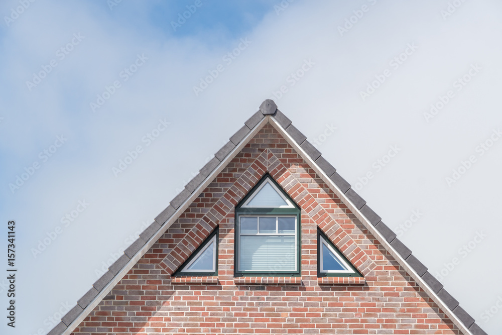 Giebel eines Hauses mit Fenstern