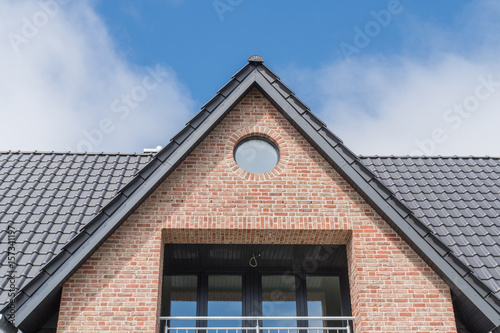 Giebel eines Hauses mit Fenstern © GM Photography