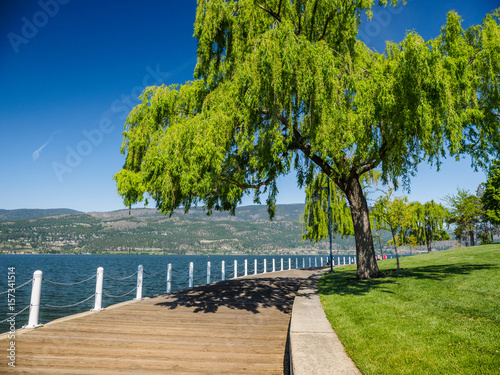Obraz na płótnie Promenade along the Okanagan Lake waterfront in Kelowna, BC w salonie