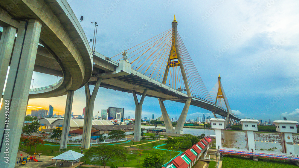 Obraz premium Bhumibol bridge across Cho Phraya river