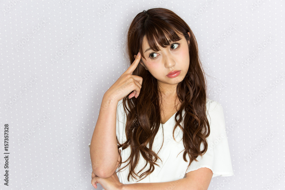 考える女性 考える女性