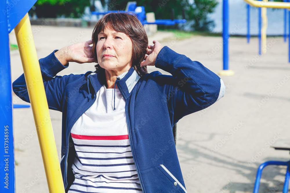 Obraz premium Elderly woman playing sports in street simulator