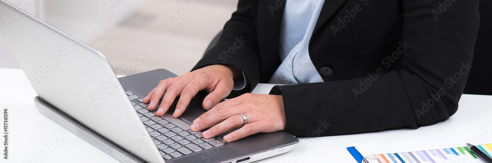 Hände einer Jungen Frau mit Notebook Hände einer Jungen Frau mit Notebook