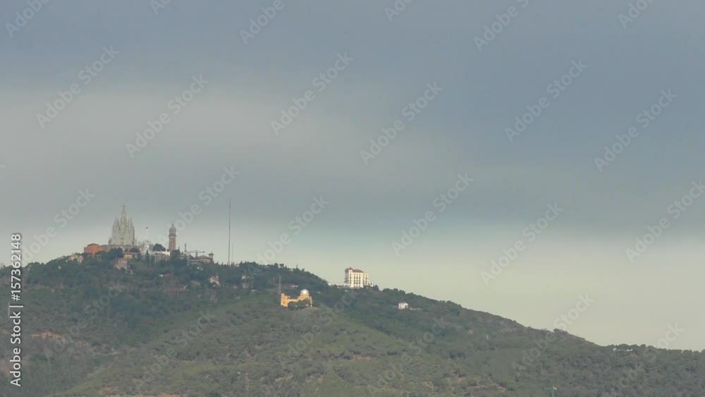 Panoramica Montaña Tibidabo y ciudad de Barcelona